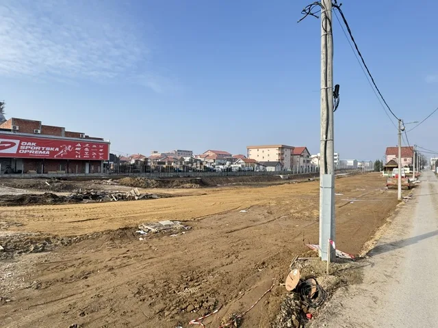 Izdaje se plac 18 ari sa strujom i vodom – Vojvođanska 377, blizu aerodroma