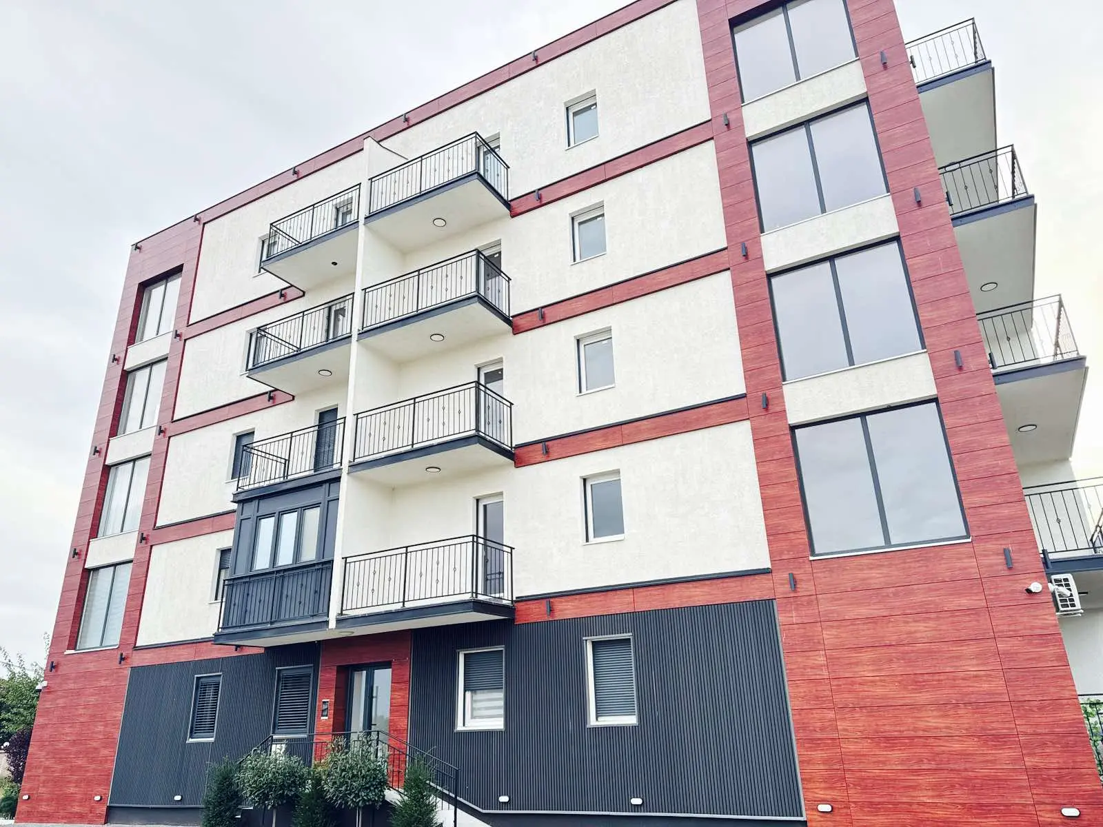 LUX STANOVI ODMAH USELJIVI – I ZA KEŠ I KREDIT