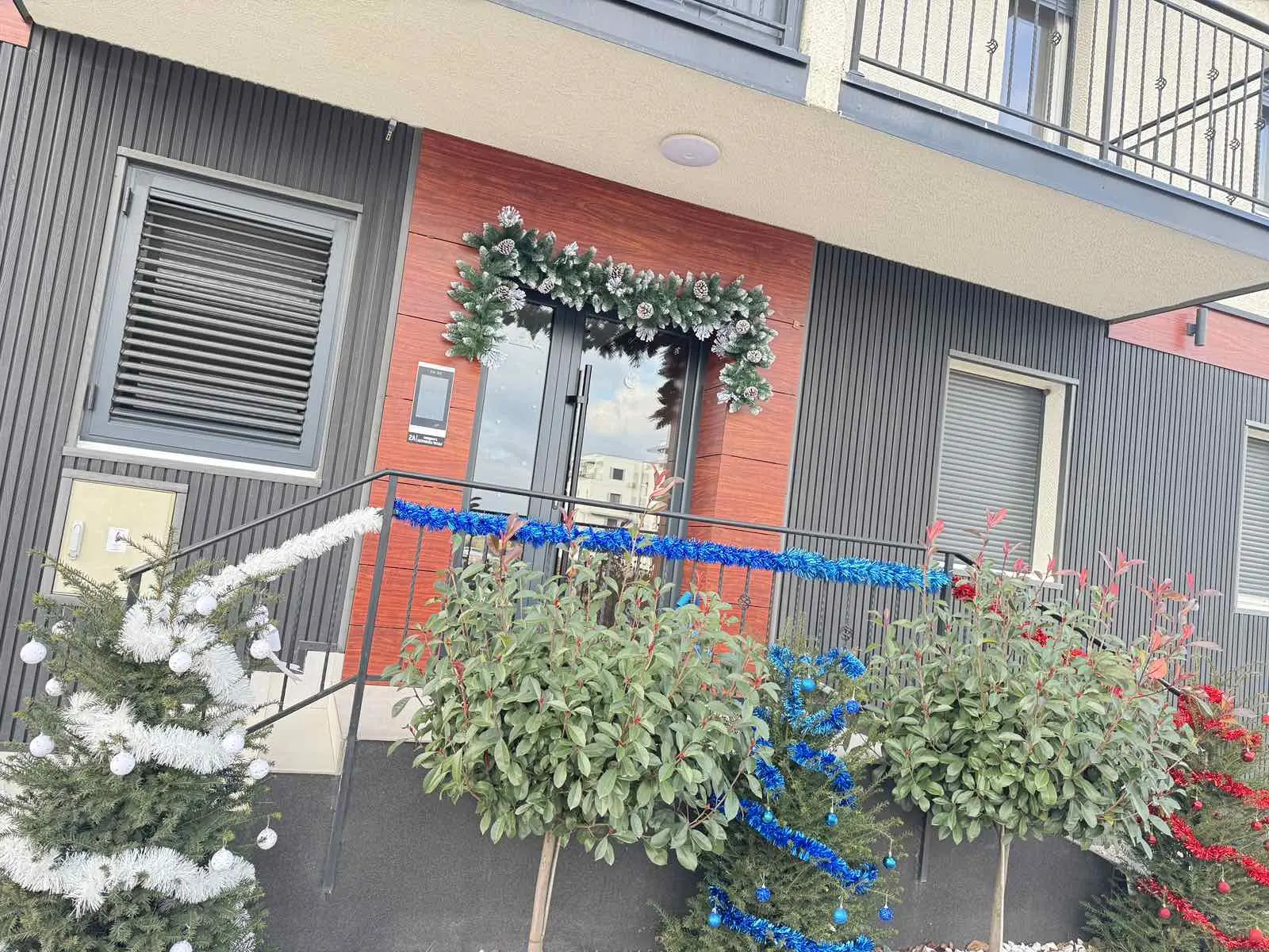 STAN U NAJKVALITETNIJOJ ZGRADI NA LEDINAMA – PRODAJA NA KREDIT