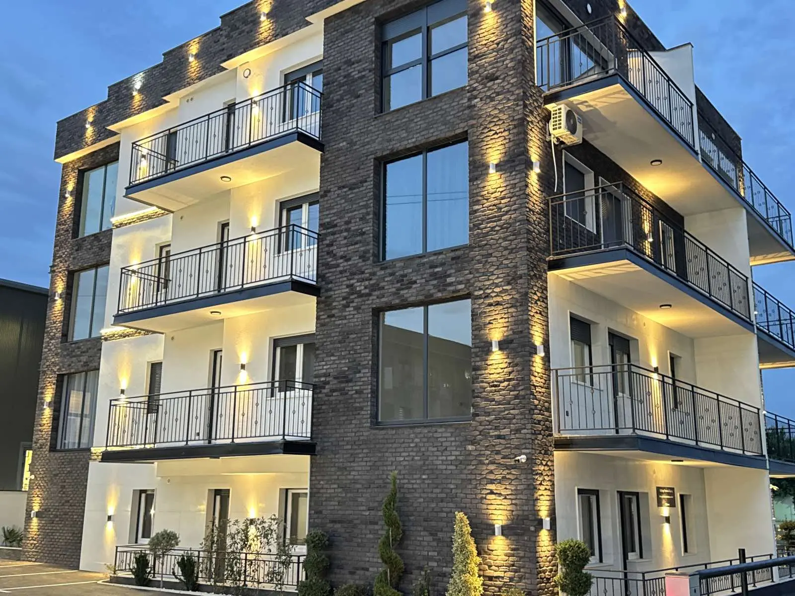 LUX STAN U NAJKVALITETNIJOJ ZGRADI U SURČINU