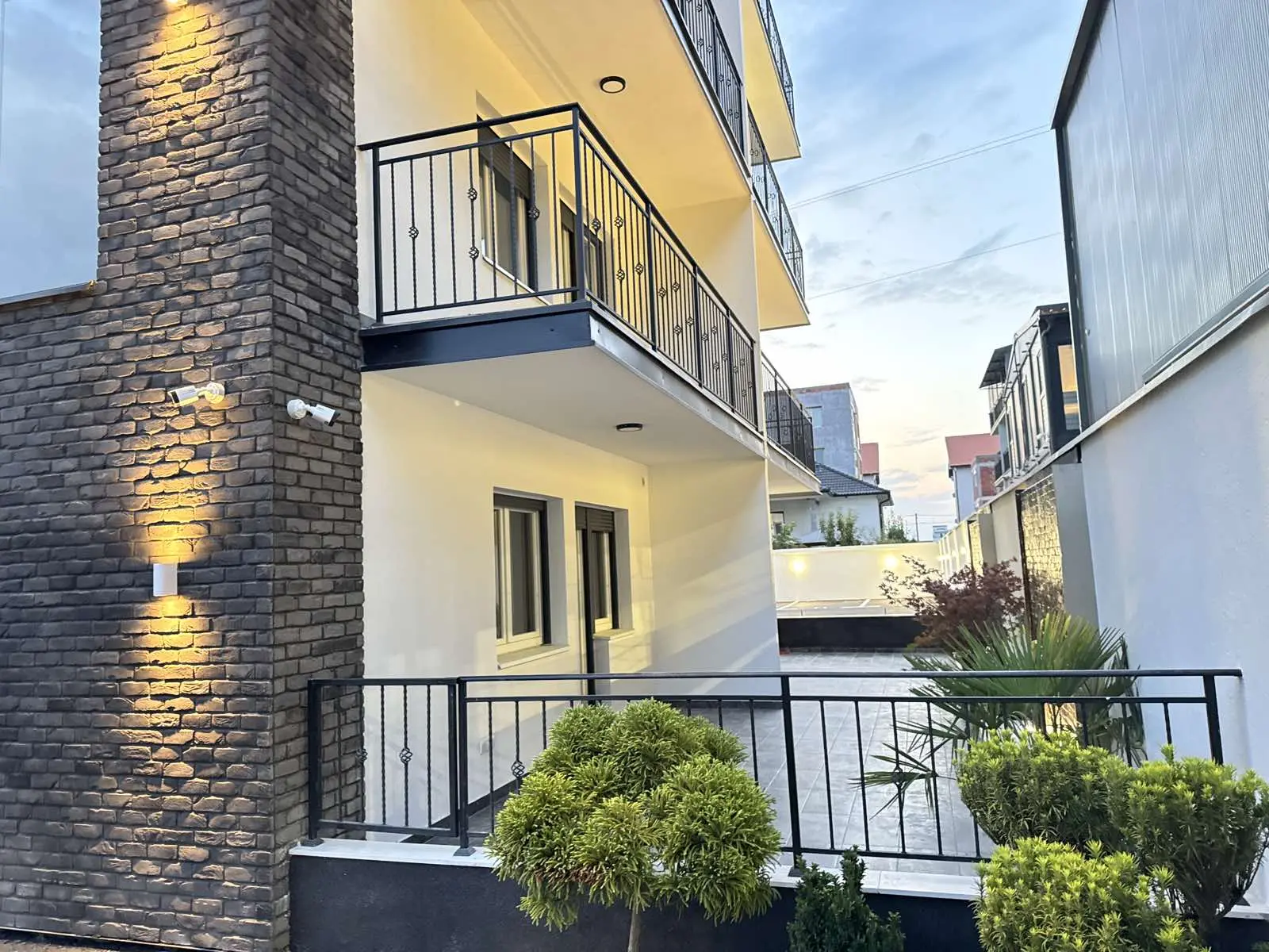 LUX STAN SA DVORIŠTEM I FONTANOM U DVORIŠTU