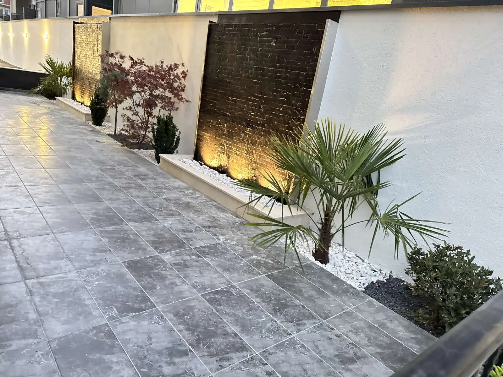 LUX STAN SA DVORIŠTEM I FONTANOM U DVORIŠTU